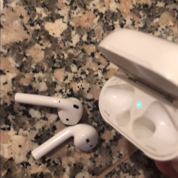 AirPods - Picture 3 of 5